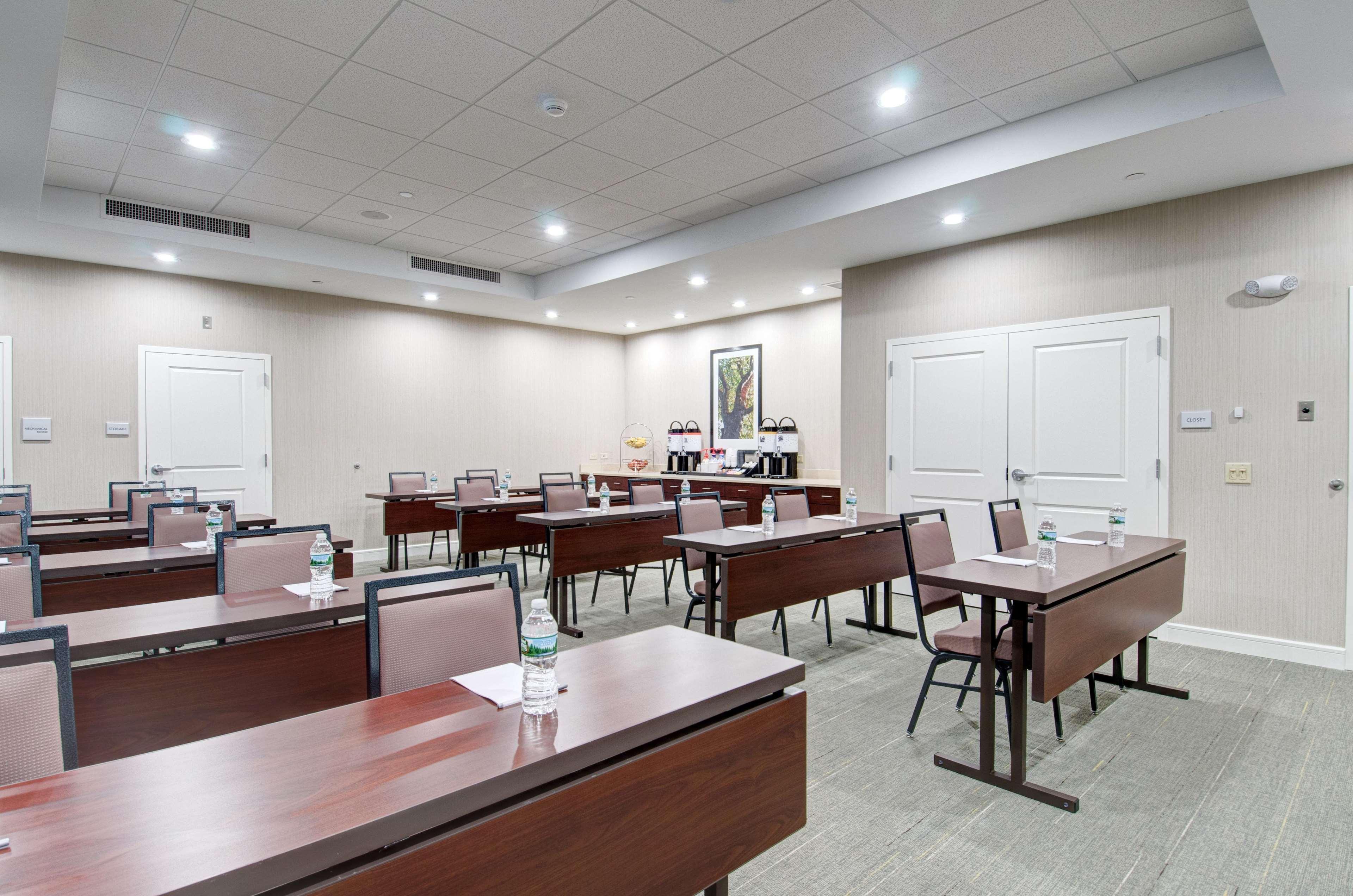 Hampton Inn Boston - Уестбъро Екстериор снимка