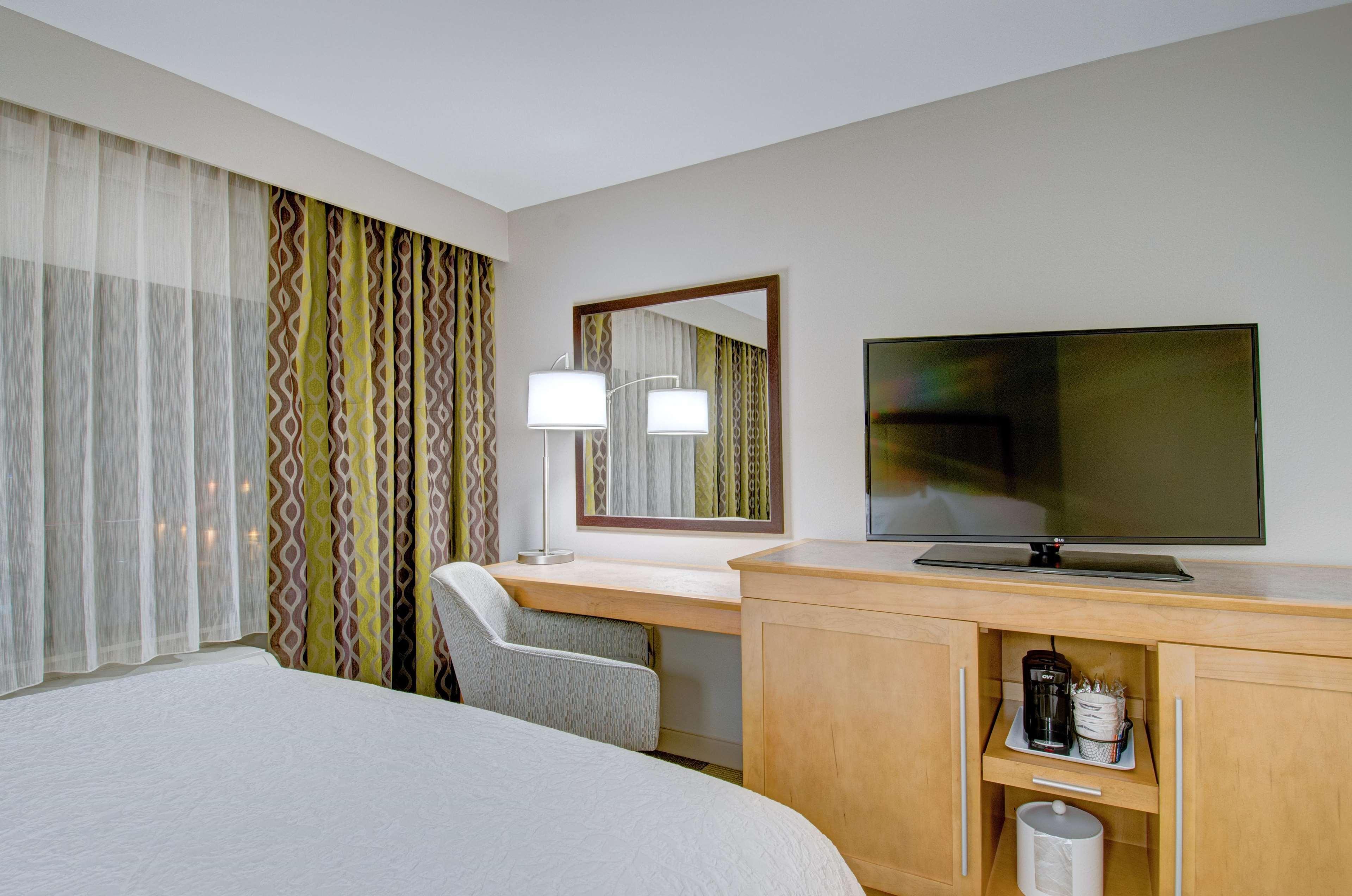 Hampton Inn Boston - Уестбъро Екстериор снимка