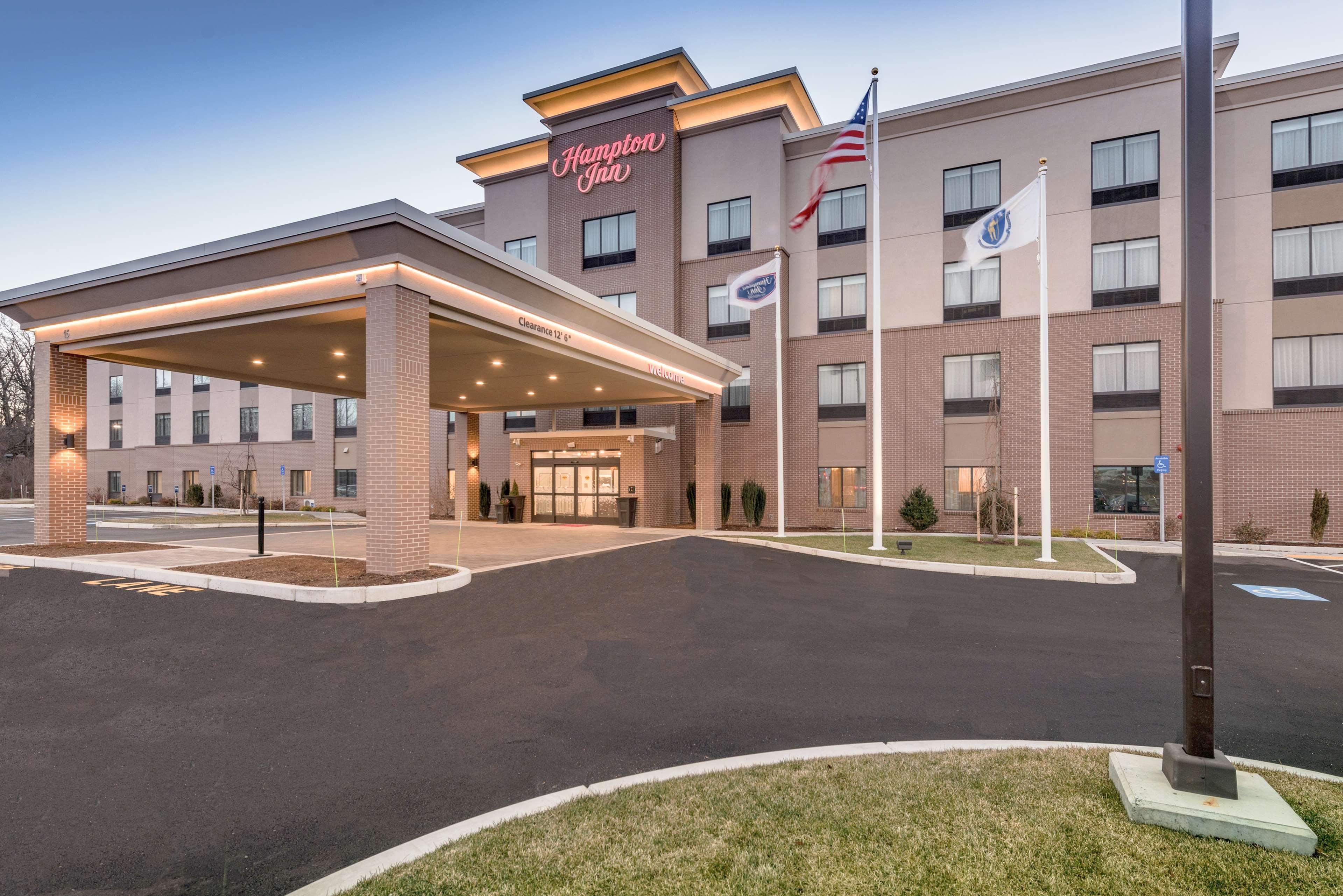 Hampton Inn Boston - Уестбъро Екстериор снимка