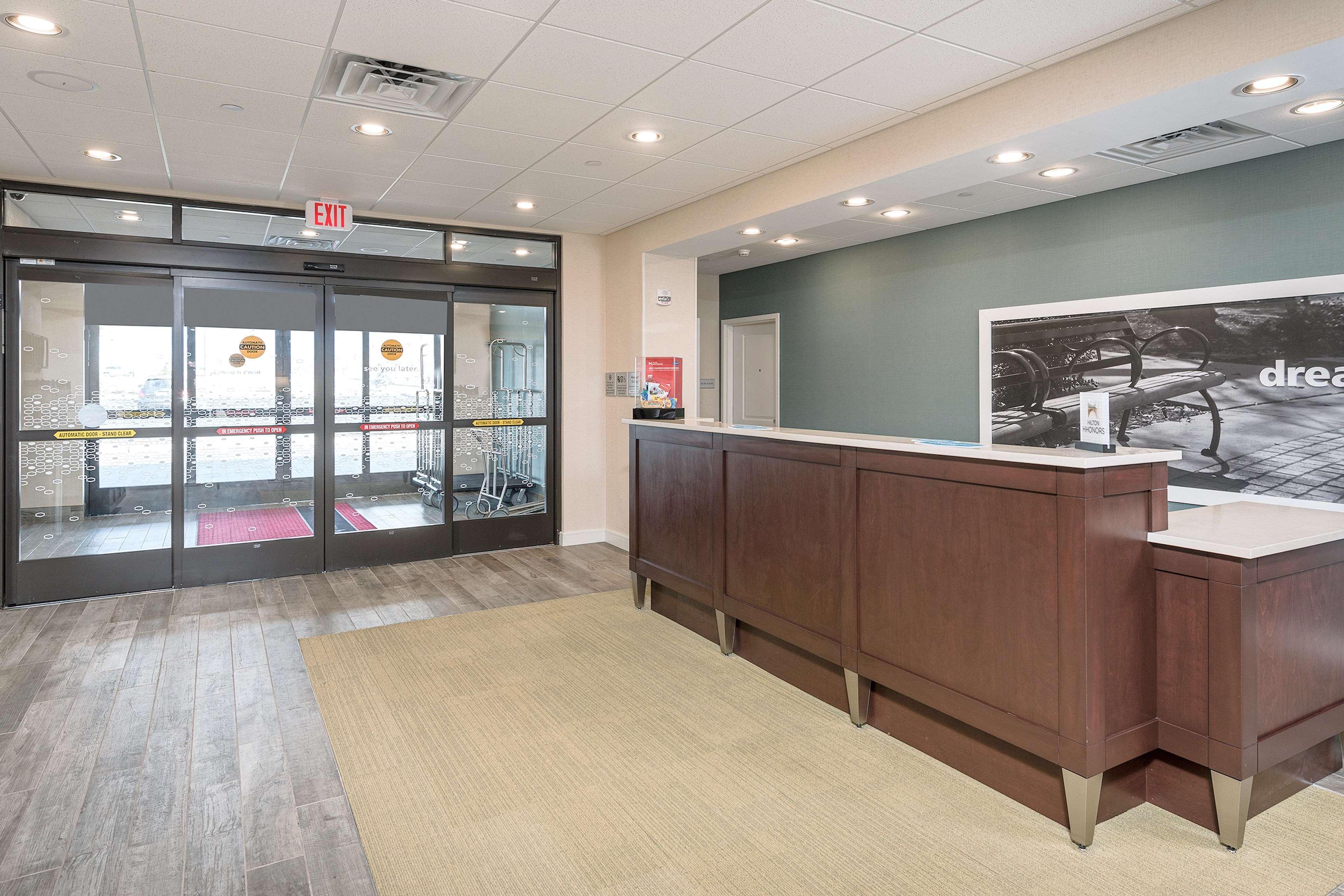 Hampton Inn Boston - Уестбъро Екстериор снимка