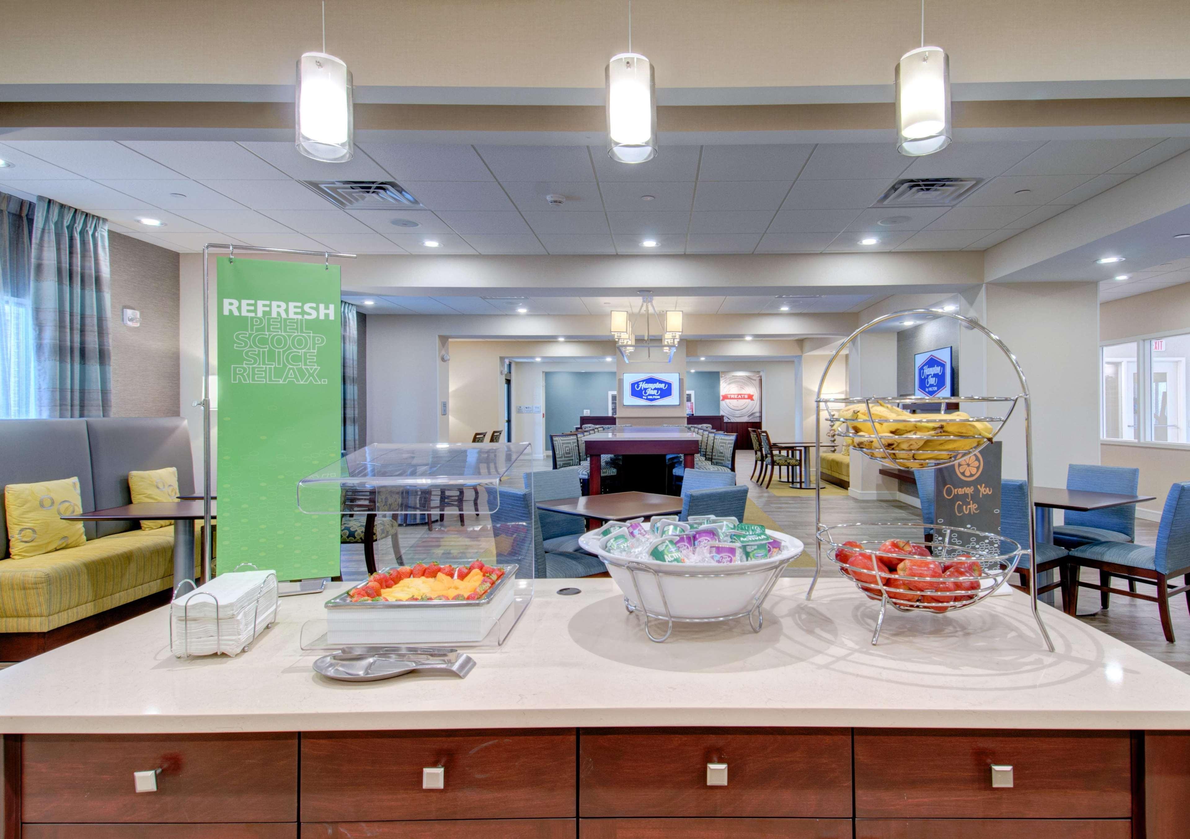 Hampton Inn Boston - Уестбъро Екстериор снимка