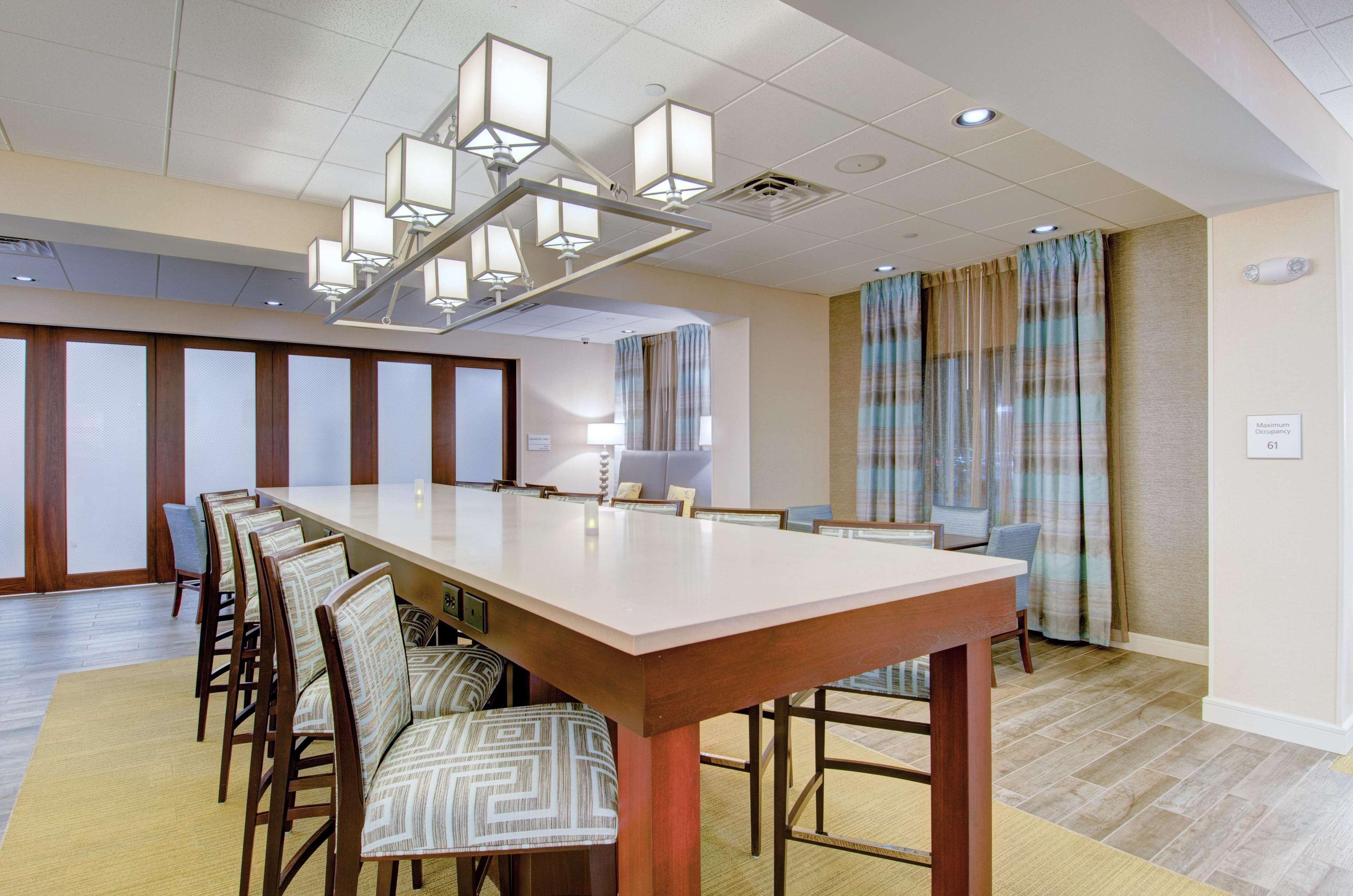 Hampton Inn Boston - Уестбъро Екстериор снимка
