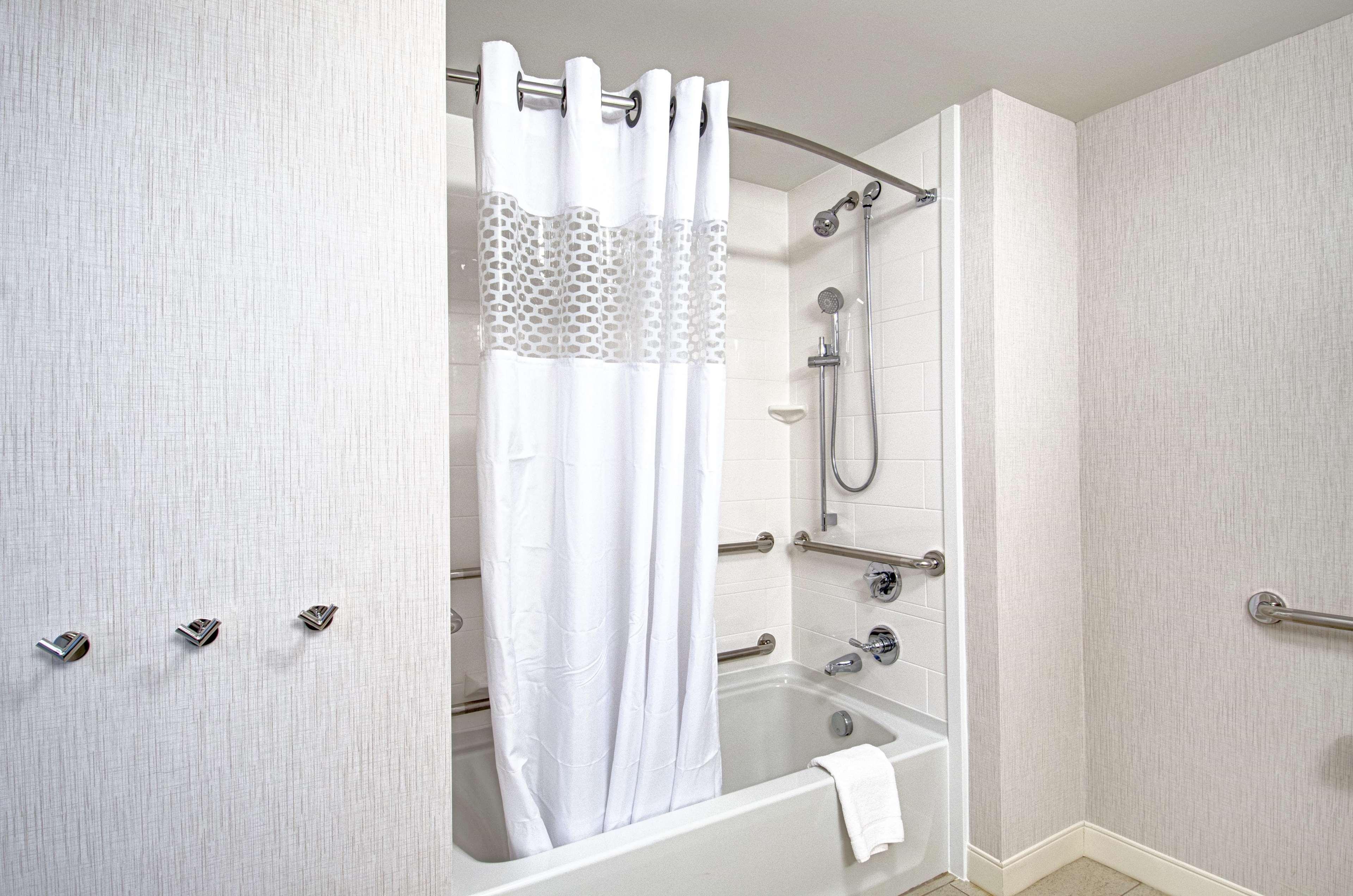 Hampton Inn Boston - Уестбъро Екстериор снимка