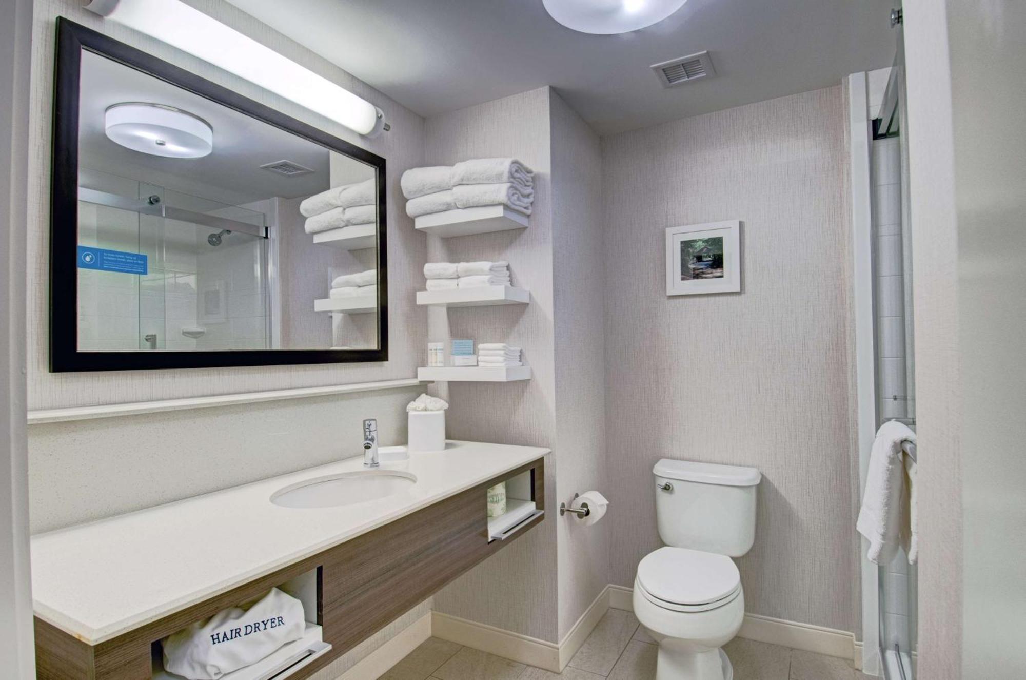 Hampton Inn Boston - Уестбъро Екстериор снимка