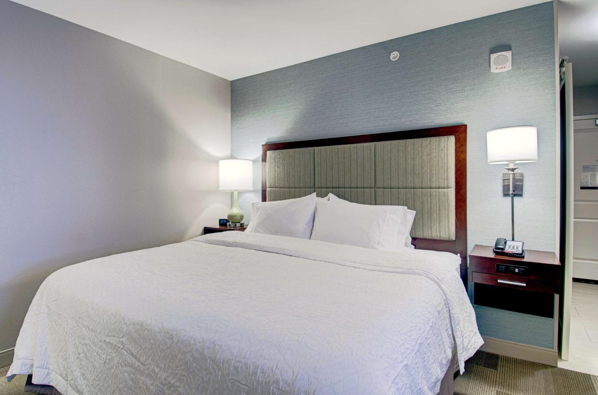 Hampton Inn Boston - Уестбъро Екстериор снимка