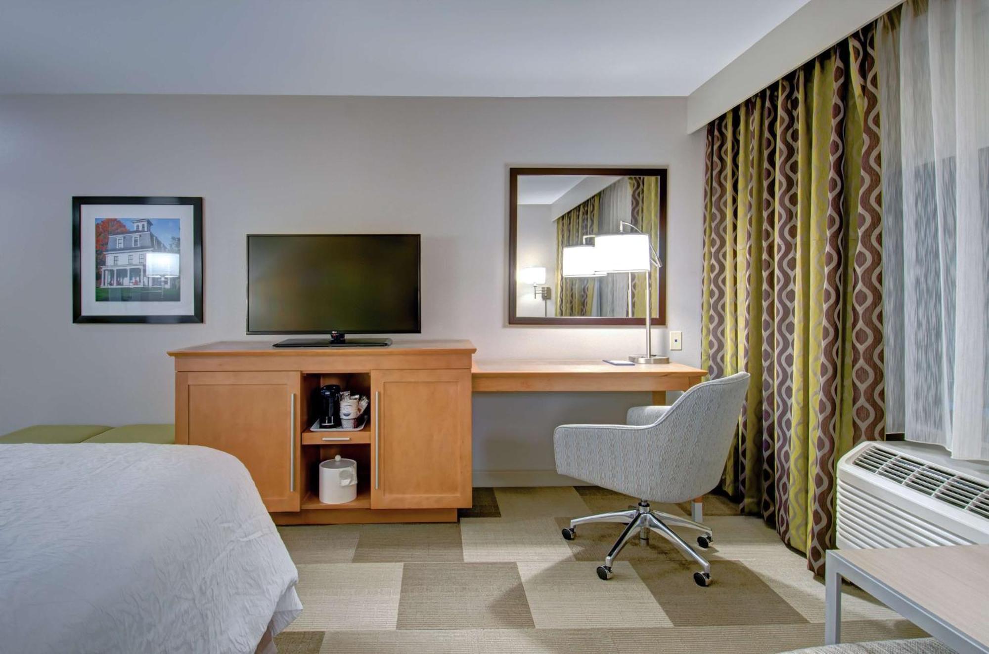 Hampton Inn Boston - Уестбъро Екстериор снимка