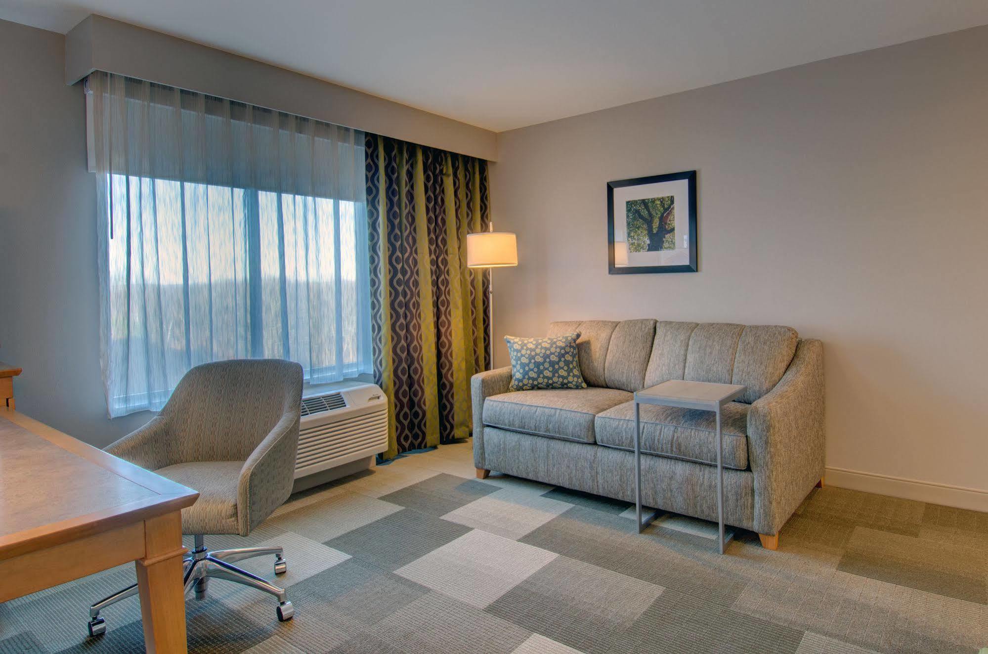 Hampton Inn Boston - Уестбъро Екстериор снимка