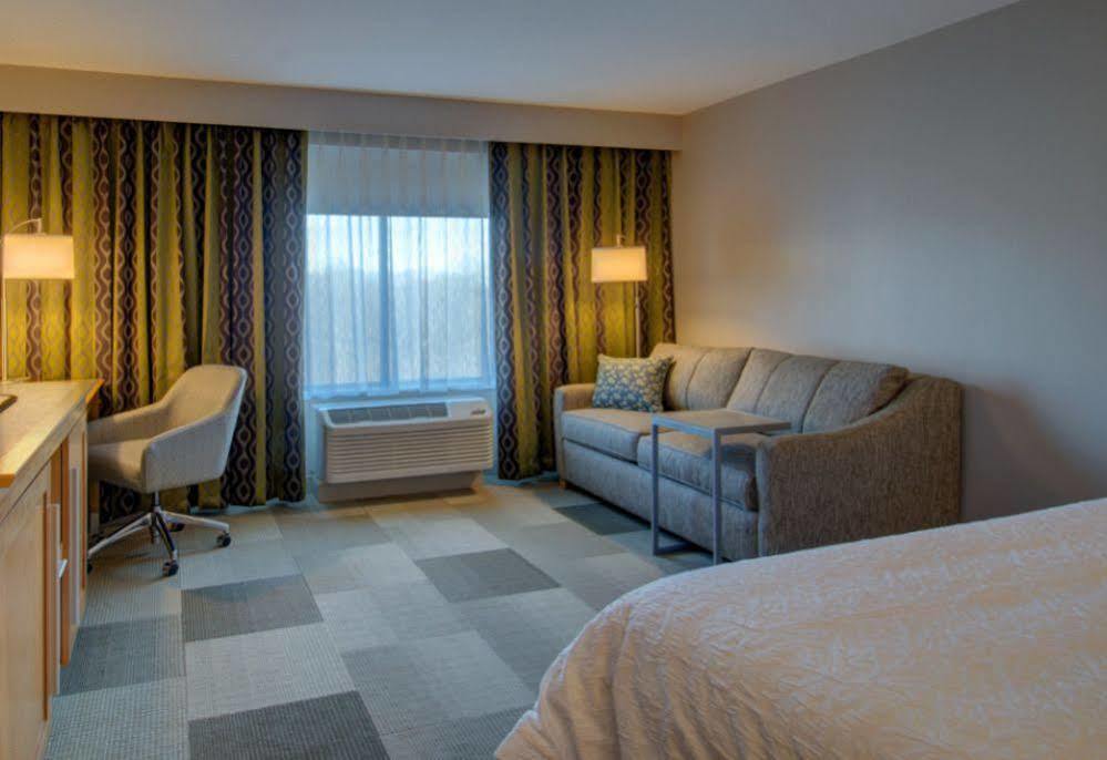 Hampton Inn Boston - Уестбъро Екстериор снимка