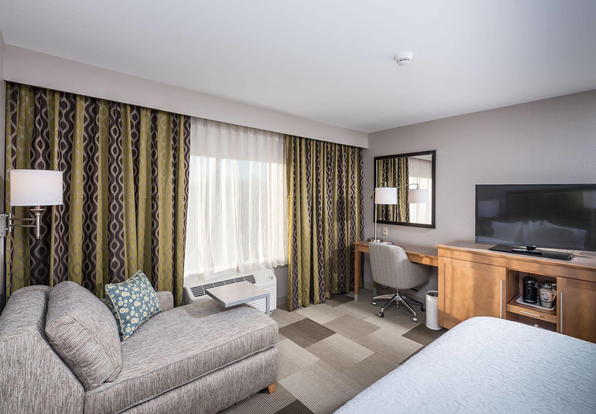 Hampton Inn Boston - Уестбъро Екстериор снимка
